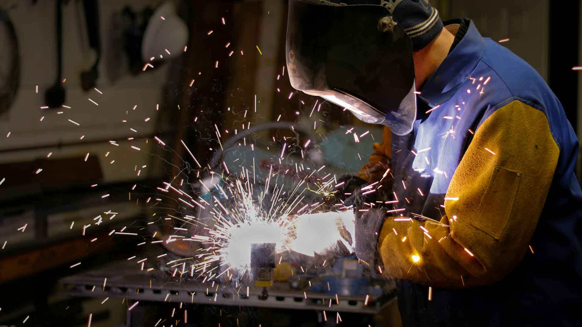 Équipe de soudeurs certifiés au travail